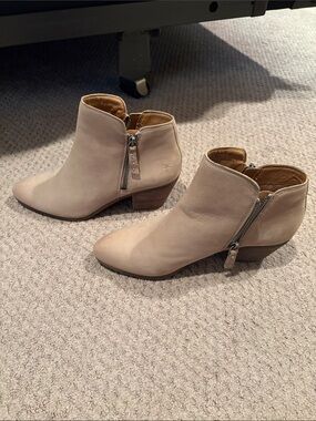 Frye Women's tan Suede Ankle Boots with Side Zip 8M